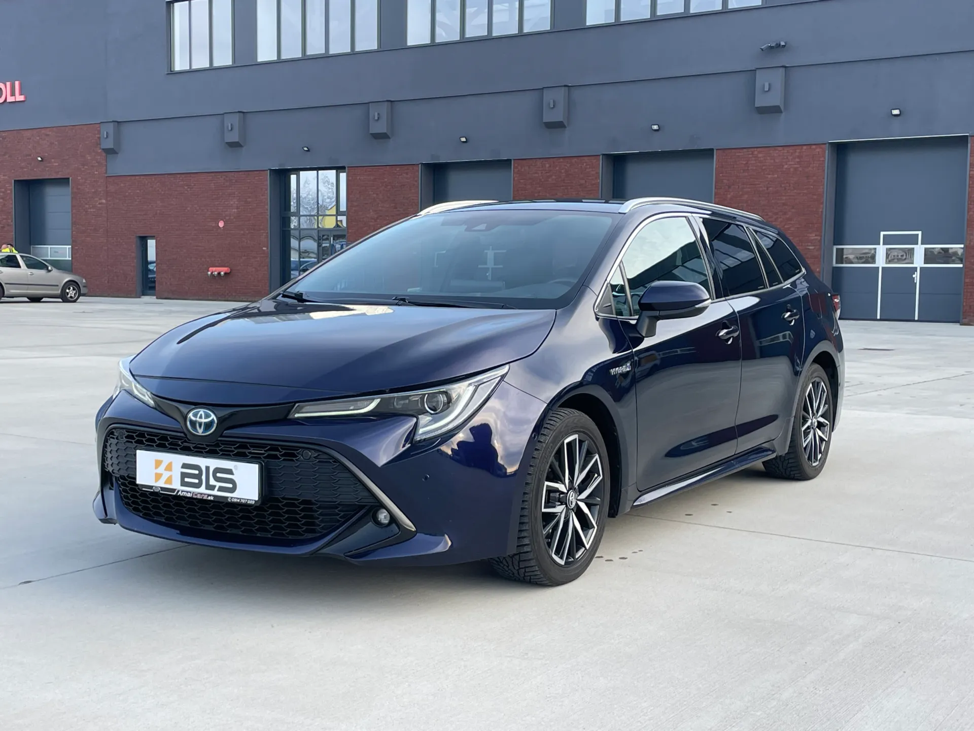 прокат Toyota Corolla Combi Touring Sport 1.8 Hybrid